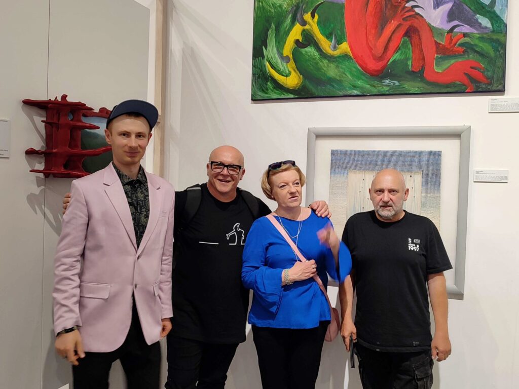 W gronie przyjaciół - Sebastian Huczyński, Marzena Fiszczuk, Piotr Kukla - wernisaż X SALONU SZTUKI w BWA Tarnów